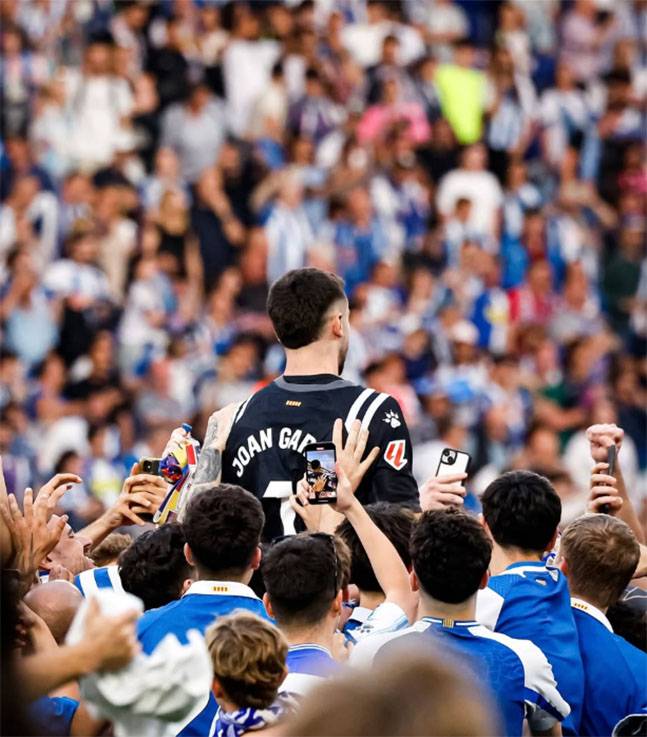 RCD 에스파뇰의 스페인 프리메라리가 잔류가 확정되자 그라운드로 몰려나와 주안 가르시아를 높게 들어주며 고마움을 전하고 있는 에스파뇰 팬들. /사진=주안 가르시아 SNS 캡처