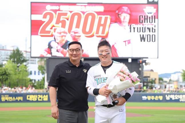 심재학 KIA 단장(왼쪽)과 최형우. /사진=KIA 타이거즈