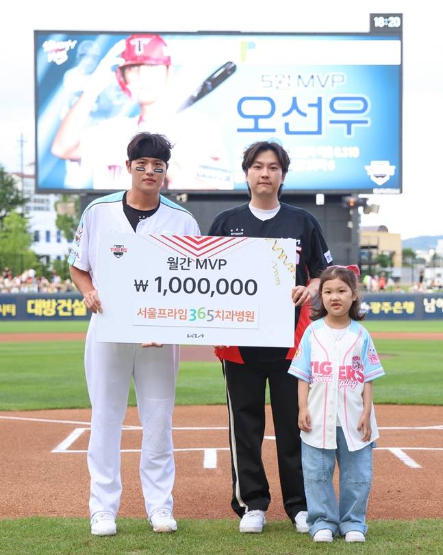 오선우(왼쪽)와 서울프라임365치과 양현중 원장(가운데). /사진=KIA 타이거즈