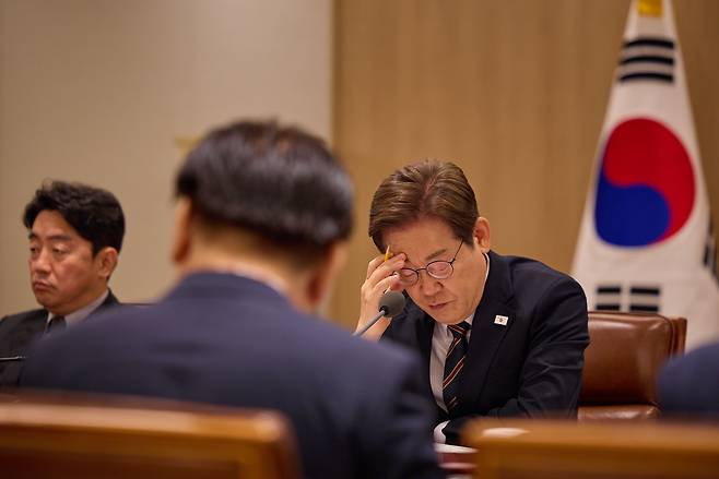 이재명 대통령이 9일 서울 용산구 대통령실 청사에서 열린 2차 비상경제점검 태스크포스(TF)회의를 주재하며 생각에 잠겨 있다. [사진 | 뉴시스]