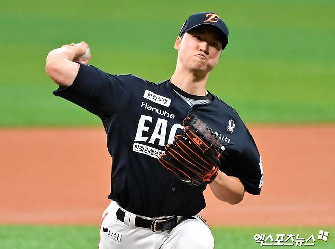 한화 이글스 강속구 사이드암 엄상백이 18일 부산 사직야구장에서 열린 2025 신한 SOL Bank KBO리그 롯데 자이언츠와의 팀 간 9차전에 선발등판, 3.2이닝 6실점(5자책)으로 패전투수가 됐다. 사진 엑스포츠뉴스 DB