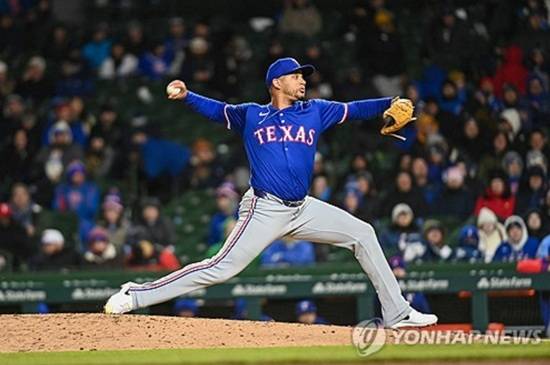 삼성 라이온즈가 발등 피로골절 재발 부상을 당한 기존 외국인 투수 데니 레예스와 결별 뒤 5일 만에 새 외국인 투수 헤르손 가라비토 영입을 공식 발표했다. 가라비토는 잔여 시즌 연봉 35만 6666달러에 계약 도장을 찍었다. 연합뉴스