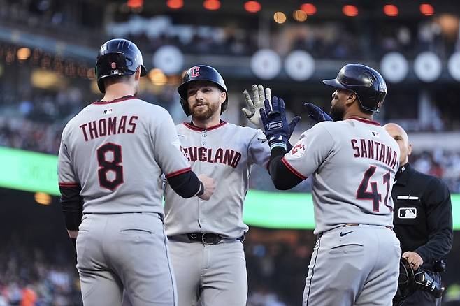 가운데에 선 클리블랜드 가디언스 다니엘 슈니먼. AP 연합뉴스