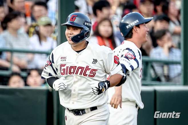 롯데 자이언츠 고졸 루키 포수 박재엽이 19일 부산 사직야구장에서 열린 2025 신한 SOL Bank KBO리그 한화 이글스와의 팀 간 10차전에&nbsp;8번타자 겸 포수로 선발출전 한다. 사진 롯데 자이언츠