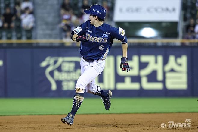 NC 다이노스가 선발투수 신민혁의 7이닝 무실점 호투에 힘입어 잠실 원정에서 위닝 시리즈를 따냈다. NC 다이노스