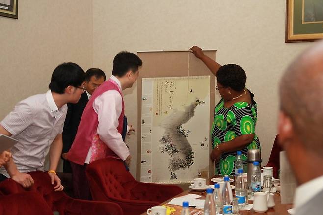 짐바브웨 전 부통령에게 한국을 소개하는 모습 [박기태 제공. 재판매 및 DB 금지]