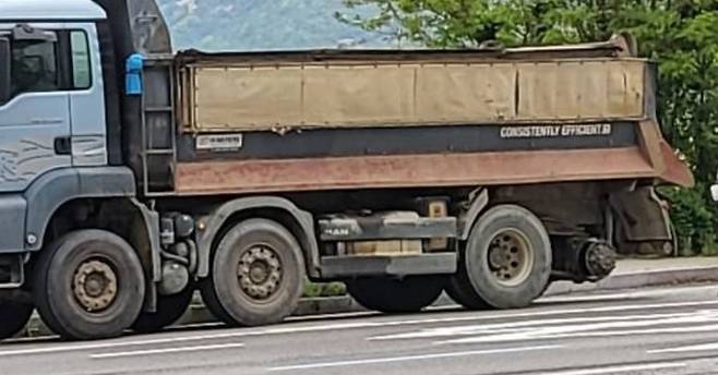 사고 차량의 바퀴 [경기소방본부 제공. 재판매 및 DB 금지]