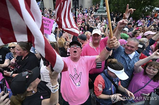 18일 법원 앞에 모인 캐런 리드 지지자들이 무죄 평결에 기뻐하는 모습 [AP=연합뉴스. 재판매 및 DB 금지]