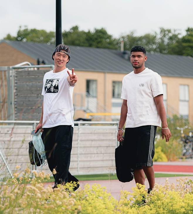 'V자'를 그리며 훈련장에 도착한 조규성(왼쪽) [미트윌란 SNS 캡처. 재판매 및 DB 금지]