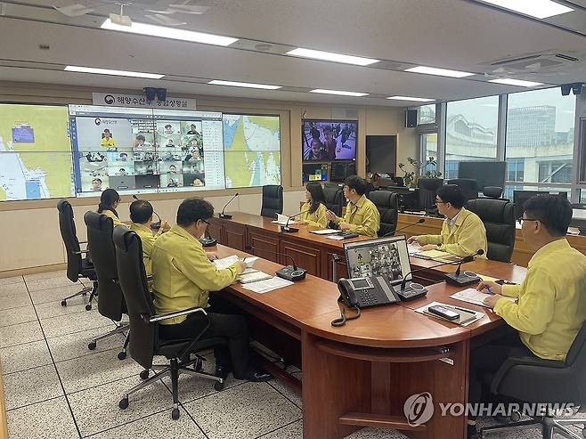 해수부, 중동사태 관련 긴급상황 점검회의 개최 (서울=연합뉴스) 해양수산부는 13일 이스라엘의 이란 공습으로 호르무즈 해협 등 인근 해역의 긴장이 고조됨에 따라 정부세종청사에서 인근 해역을 운항하는 우리 선박의 안전관리 상황을 점검하는 회의를 개최했다. 2025.6.13 [해양수산부 제공. 재판매 및 DB 금지] photo@yna.co.kr