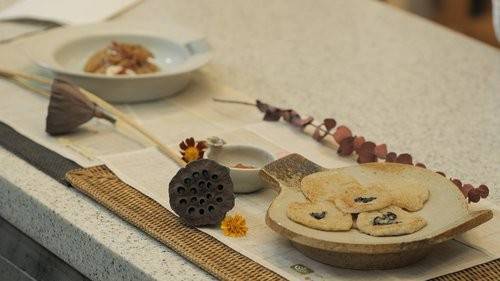 관광공사 런던지사, 정관스님 온라인 초청해 사찰음식 시연  (서울=연합뉴스) 지난달 30일(현지시간) 정관 스님이 화상회의 애플리케이션인 줌을 통해 영국 비건 단체인 '비건 소사이어티' 소속 회원들과 연근조림과 감자전 등의 음식을 직접 만들어보는 시간을 가졌다. 당초 오프라인 행사로 기획됐지만, 신종 코로나바이러스 감염증(코로나19) 여파로 온라인 이벤트로 전환됐다. 사진은 정관스님이 만든 감자전. 2020.12.1  [한국관광공사 런던지사 제공. 재판매 및 DB 금지] photo@yna.co.kr
(끝)