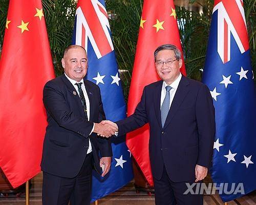 중국·쿡 제도 협정 체결 지난 2월 14일 중국 헤이룽장성 하얼빈에서 리창 중국 국무원 총리(오른쪽)가 남태평양 쿡 제도 마크 브라운 총리와 만나 악수하고 있다.
[신화 연합뉴스 자료사진. 재판매 및 DB 금지]