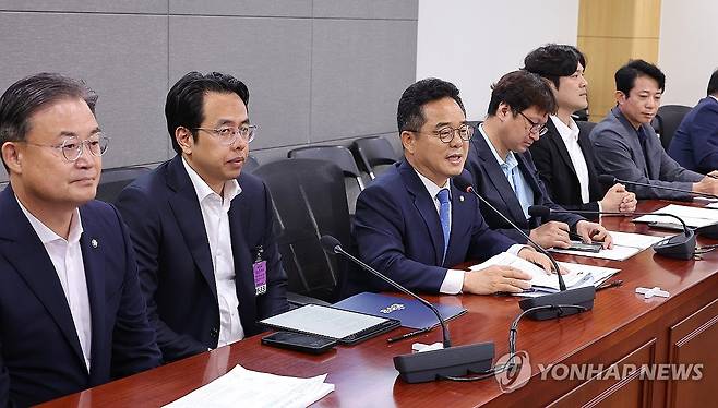 발언하는 민병덕 을지로위원장 (서울=연합뉴스) 김주형 기자 = 19일 서울 여의도 국회 의원회관에서 열린 더불어민주당 을지키는민생실천위원회, 배달앱(배달의민족) 사회적 대화기구 중간합의문 발표 브리핑에서 민병덕 을지로위원장(왼쪽 세번째)이 발언하고 있다. 왼쪽 두번째는 김범석 우아한형제들 대표. 2025.6.19 kjhpress@yna.co.kr