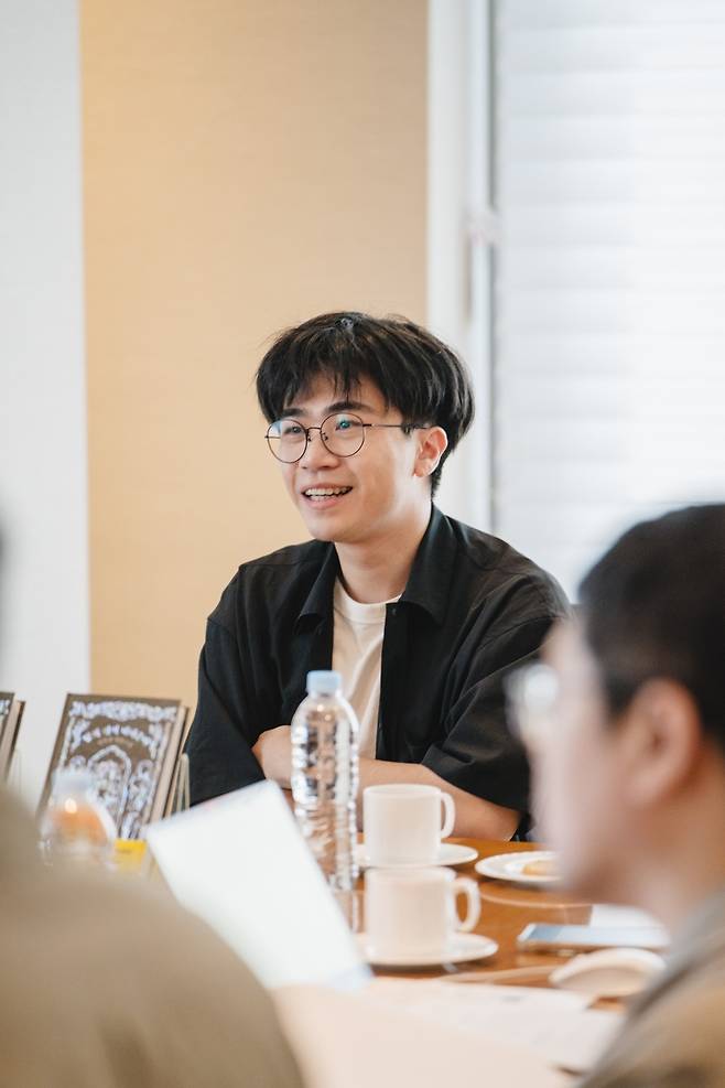 인터뷰하는 대만 작가 장자샹 대만의 작가 장자샹이 19일 서울 강남구의 한 호텔 회의실에서 '밤의 신이 내려온다' 출간 기념 인터뷰를 하고 있다. [민음사 제공. 재판매 및 DB 금지]