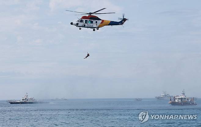 제주 해수욕장 인명구조 훈련 (제주=연합뉴스) 19일 오후 제주시 삼양해수욕장 앞 해상에서 제주지방해양경찰청이 해수욕장 개장 전 물놀이 사고에 대비한 인명구조 훈련을 진행하고 있다. 2025.6.19 [제주지방해양경찰청 제공, 재판매 및 DB 금지] bjc@yna.co.kr