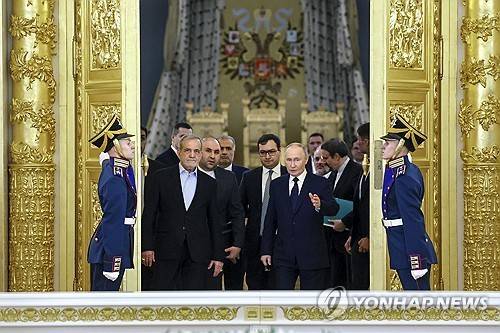 페제시키안 이란 대통령(앞줄 왼쪽)과 푸틴 러시아 대통령(앞줄 오른쪽) [AP 연합뉴스 자료사진. 재판매 및 DB 금지]