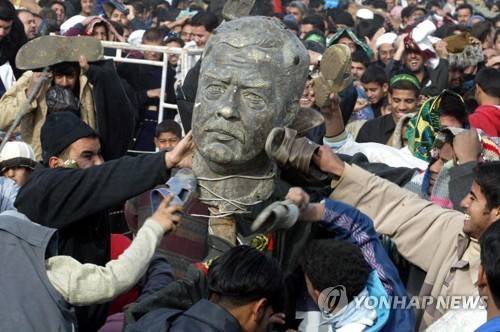 2003년 이라크 정권 붕괴후 파괴되는 사담 후세인 동상 [EPA=연합뉴스 자료사진]