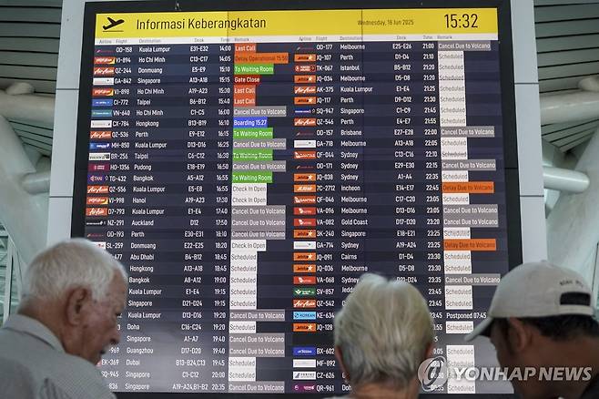 인도네시아 발리 공항 지난 18일 인도네시아 발리섬 응우라라이 국제공항에서 승객들이 비행 일정을 보여주는 안내판을 확인하고 있다.
[AP 연합뉴스 자료사진. 재판매 및 DB 금지]