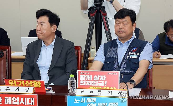 최저임금위, '아직은' (세종=연합뉴스) 배재만 기자 = 최저임금위원회 사용자위원인 류기정 한국경영자총협회 전무(왼쪽)와 근로자위원 류기섭 한국노총 사무총장이 19일 정부세종청사에서 열린 최저임금위원회 제6차 전원회의에서 나란히 자리하고 있다. 2025.6.19 scoop@yna.co.kr