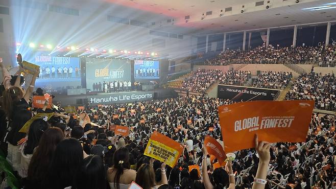 한국 e스포츠팀 HLE 베트남 팬미팅…현지팬 수천명 열광 (호찌민=연합뉴스) 18일(현지시간) 베트남 호찌민시 탄빈 체육관에서 열린 리그 오브 레전드(LoL) 게임단 HLE의 팬미팅 행사에 몰린 팬들이 열광하고 있다. 2025.06.19
