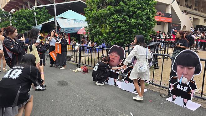 한국 e스포츠팀 HLE 베트남 팬미팅…현지팬 수천명 열광 (호찌민=연합뉴스) 18일(현지시간) 베트남 호찌민시 탄빈 체육관에서 열린 리그 오브 레전드(LoL) 게임단 HLE의 팬미팅 행사에 몰린 팬들이 선수 모습 전시물과 사진을 찍고 있다. 2025.06.19