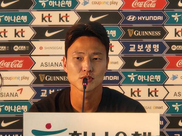 2022 카타르 월드컵 당시 한국 축구 국가대표팀 기자회견에서 권경원이 기자들의 질문에 답하고 있다./경인일보DB