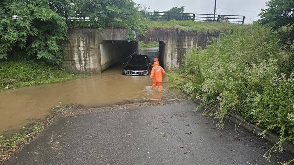 20일 고양시 대화동 지하터널에서 차량이 침수돼 60대 남성 1명이 119 대원들에 의해 구조되고 있다. [사진=경기소방재난본부]