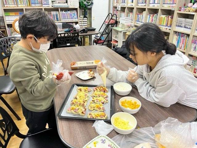 양윤영 양이 지역아동센터에서 봉사하는 모습. 양윤영 양 제공