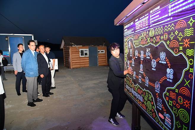 이순걸 울주군수가 관계 공무원과 지난 18일 새롭게 단장한 명선도를 방문해 야간조명 설치 상태 등을 최종 점검하고, 방문객의 불편이 없도록 철저한 사전 준비를 당부했다. 울주군 제공