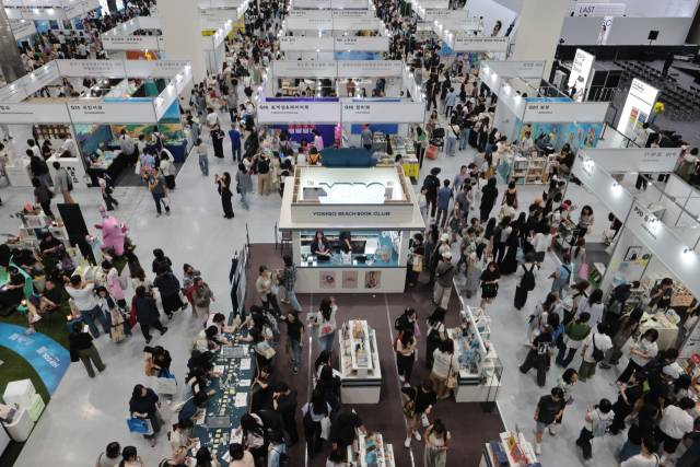 18일 서울 강남구 삼성동 코엑스에서 열린 2025 서울국제도서전에서 독자들이 전시장을 둘러보며 책을 고르고 있다. 연합뉴스