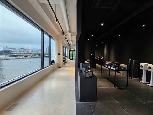 부산 수영구 ‘더엘’ 3층에 위치한 ‘울림사운드’는 유수의 해외 브랜드 스피커와 이어폰, 헤드폰, DAC 등 음향기기를 갖춘 청음숍이다. 조경건 부산닷컴 기자