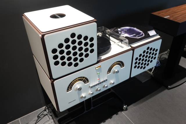 ‘브리온베가’의 ‘라디오포노그라포’는 독특한 디자인과 뛰어난 음질로 전 세계 셀럽과 인플루언서에게 사랑 받는 아이템이다. LP판 재생도 가능하고, 양 옆 유닛을 사진처럼 조정해 다양하게 활용할 수 있다. 조경건 부산닷컴 기자