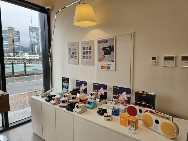 ‘더 엘’은 부산관광공사와 협업해 광안리를 찾는 관광객을 위한 폴라로이드 대여 서비스를 19일부터 진행 중이다. 신분증을 맡기면 폴라로이드 카메라를 대여할 수 있다. 물론 필름은 별도로 구매해야 한다.