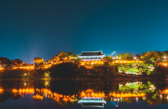 더운 날씨, 이제 야경 명소에서 산책하세요