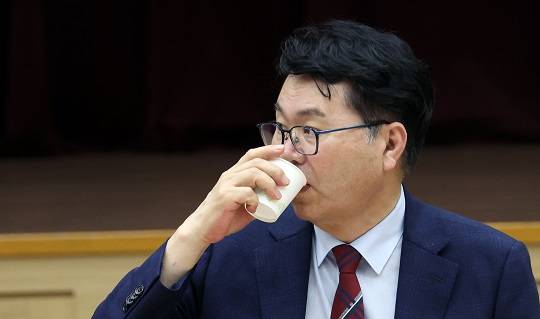 이한주 국정기획위원장이 19일 오후 세종시 정부세종컨벤션센터에서 열린 고용노동부 업무보고에서 모두발언을 마친 뒤 물을 마시고 있다. 사진=뉴시스