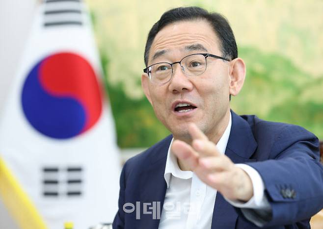 [이데일리 노진환 기자] 주호영 국회부의장이 17일 서울 여의도 국회에서 이데일리와 인터뷰를 하고 있다.