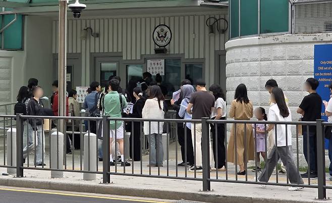 2025년 5월 23일 서울 종로구 주한 미국대사관 앞에서 미국 비자를 발급받으려는 사람들이 줄을 서 있다. (사진=연합뉴스)