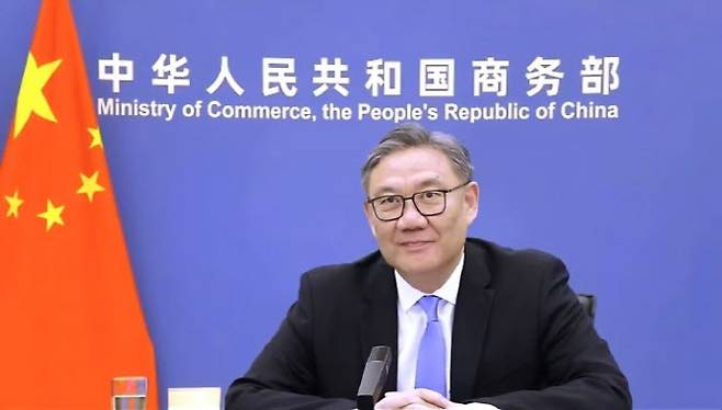 왕원타오 중국 상무부장이 지난 19일 마로시 셰프초비치 유럽연합 무역·경제안보 집행위원화 화상 회담을 하고 있다. (사진=중국 상무부)