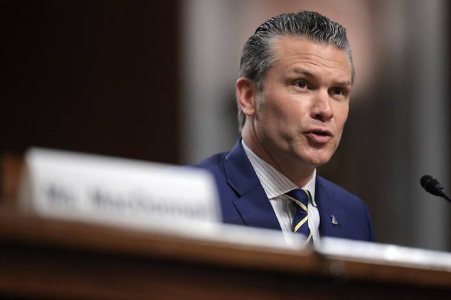 피트 헤그세스 미국 국방장관이 18일(현지시간) 워싱턴 D.C.의 더크슨 상원 사무실 건물에서 열린 상원 군사위원회 청문회에 출석하고 있다.(사진=게티이미지)