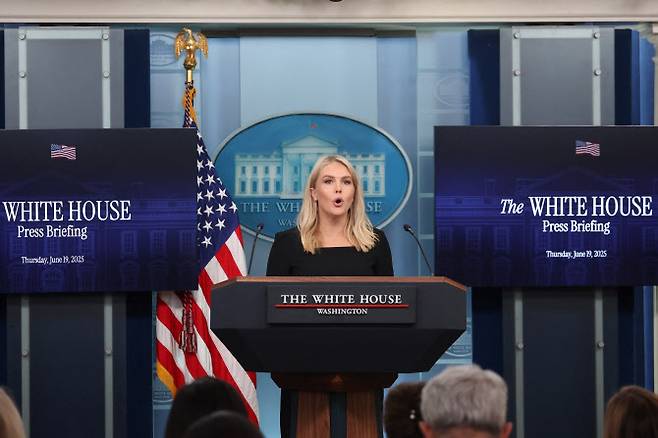 캐롤라인 레빗 백악관 대변인이 19일(현지시간) 워싱턴 DC 백악관 브리핑룸에서 열린 일일 브리핑에서 연설하고 있다.(사진=AFP)