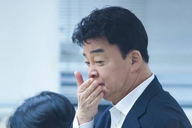 백종원 더본코리아 대표가 지난 3월 28일 서울 서초구 스페이스쉐어 강남역센터에서 열린 첫 정기 주주총회에 참석하고 있다 (사진=연합뉴스)