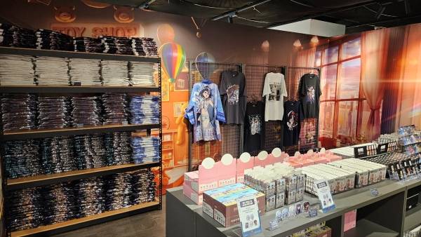 - 멀리서도 한눈에 보이는 슈엔 티셔츠