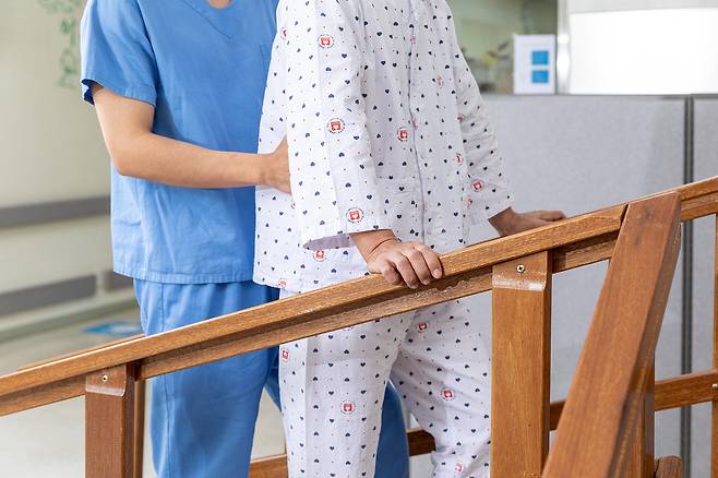 수술 전 혈액검사에서 알부민 수치와 염증지표인 '림프구-C반응성단백질 비율(LCR)'을 측정해 보면, 대퇴골 골절 환자가 앞으로 얼마나 더 오래 살 수 있을지 대충 알 수 있다. [사진=게티이미지뱅크]