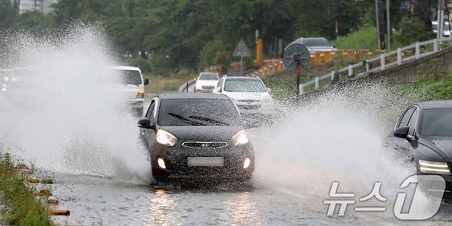 20일 대전·충남은 오후부터 천둥·번개를 동반한 많은 비가 내릴 것으로 예보됐다. 대전 중구 하천도로에서 차량이 물보라를 일으키며 주행하고 있다. /뉴스1 ⓒ News1 김기태 기자