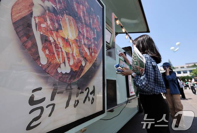서울 시내 한 대학 축제 현장에 닭강정 푸드트럭. 2025.5.22/뉴스1 ⓒ News1 김성진 기자