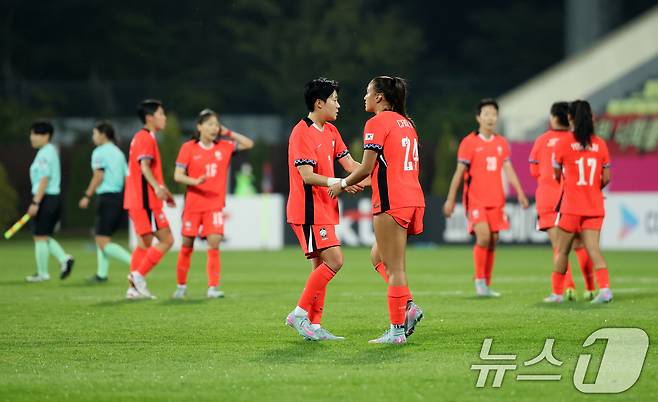 30일 오후 인천시 남동구 남동아시아드럭비경기장에서 열린 쿠팡플레이 초청 여자축구 국가대표팀 친선경기 대한민국과 콜롬비아의 경기에서 1대0으로 패배한 대한민국 선수들이 아쉬워하고 있다. 2025.5.30/뉴스1 ⓒ News1 이승배 기자