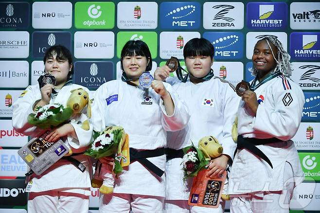 금메달을 따낸 뒤 기뻐하는 김하윤(왼쪽에서 두 번째)ⓒ AFP=뉴스1