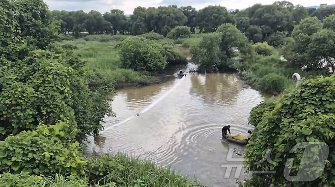 지난 14일 광주 광산구 소촌동 금호타이어 광주공장 뒤편에서 나온 오염수가 공장과 인접한 황룡강 지류로 유출됐다.  사진은 황룡강 일대의 모습.(광주 광산구 제공. 재판매 및 DB 금지) 2025.6.16/뉴스1