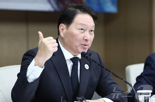 최태원 대한상공회의소 회장이 23일 서울 중구 대한상공회의소에서 열린 '2025 APEC CEO 서밋 추진위원회 출범식'에 참석해 인사말을 하고 있다. 2025.1.23/뉴스1 ⓒ News1 김도우 기자