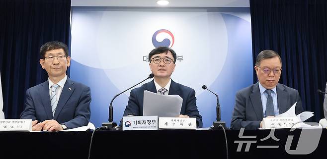 임기근 기획재정부 2차관이 20일 오전 서울 종로구 정부서울청사에서 2024년도 공공기관 경영평가 결과를 발표하고 있다. 왼쪽부터 김춘순 준정부기관 평가단장, 임 2차관, 곽채기 공기업 평가단장. 2025.6.20/뉴스1 ⓒ News1 임세영 기자